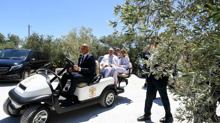 Francisco num carro de golfe com a primeira-ministra italiana Meloni em sua chegada a Borgo Egnazia