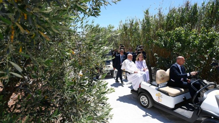 Francesco in golf car con la premier italiana Meloni, al suo arrivo a Borgo Egnazia