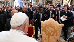 Le Pape François avec les humoristes, au Palais apostolique, le 14 juin 2024.  (VATICAN MEDIA Divisione Foto)