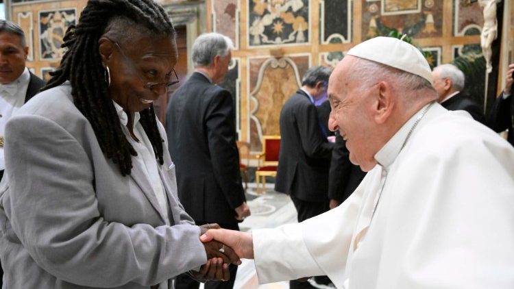 A atriz e comediante Whoopi Goldberg cumprimentando o Papa