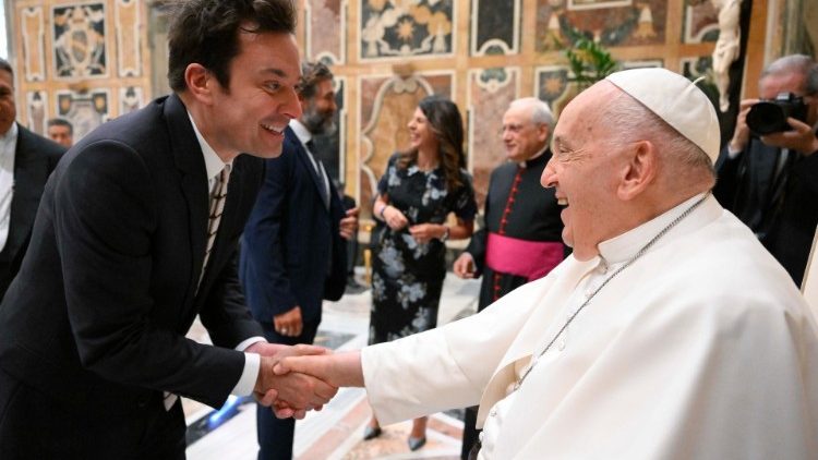 El Papa saluda al cómico estadounidense Jimmy Fallon