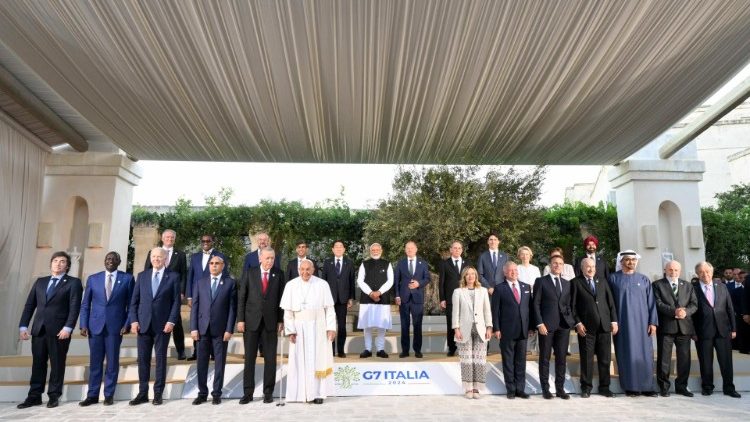 Uma foto de grupo do Papa e dos participantes do G7