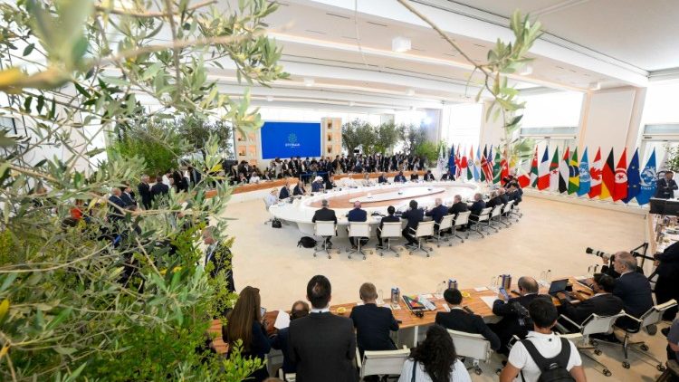 A mesa da sessão conjunta dos participantes do G7