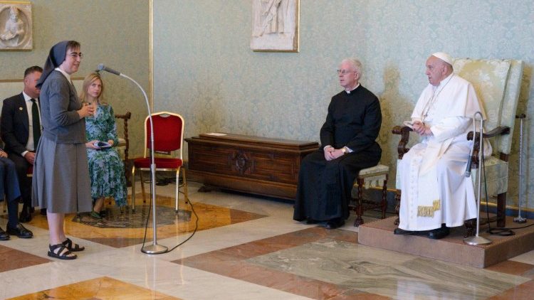 Smerilli nővér köszönti a pápát