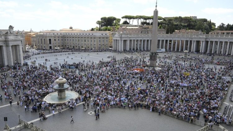 Fiéis e peregrinos rezam o Angelus com o Papa Francisco (Vatican News)