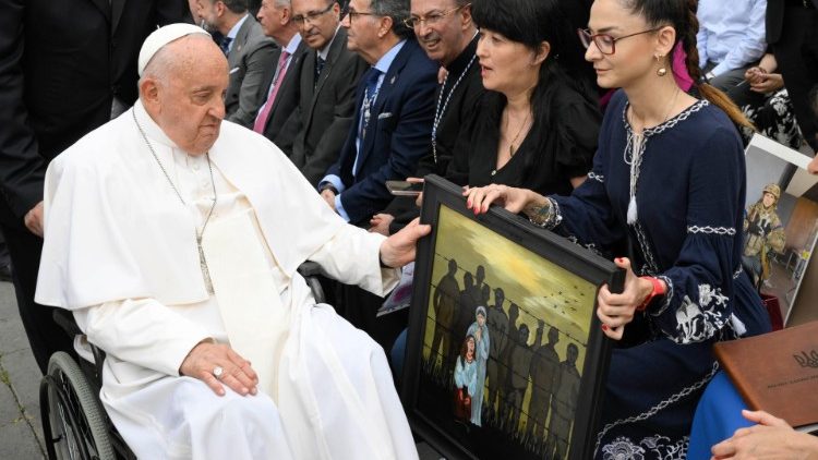 Regalan al Papa el cuadro de la pintora ucraniana Natalia