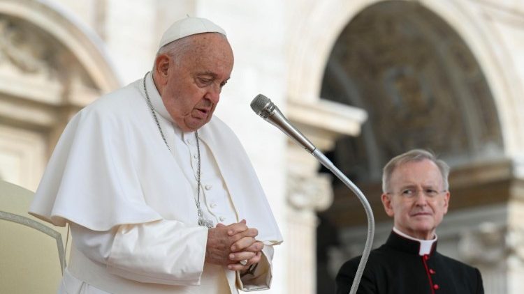 Papa Francesco in preghiera al termine dell'udienza generale