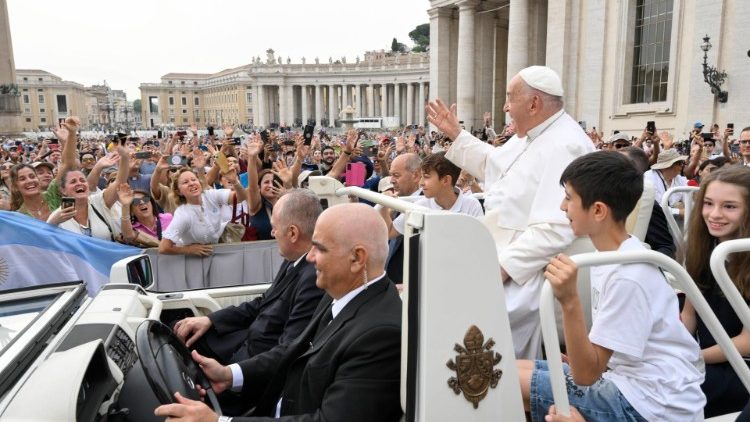 Papa Francesco tra i fedeli in piazza San Pietro