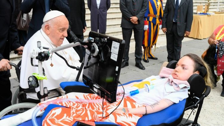 Le pape François a salué une petite fille handicapée. 