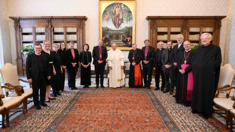 Papst Franziskus und die Delegation des Lutherischen Weltbundes, begleitet von Kurienkardinal Koch