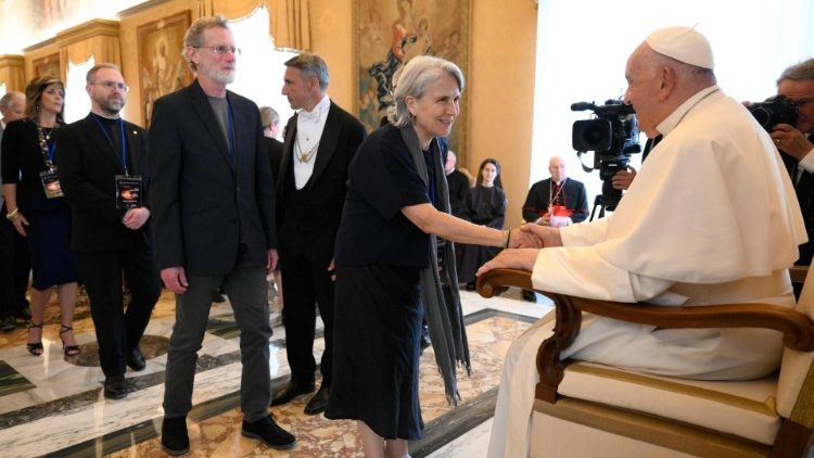 Saudações aos cientistas presentes na conferência do Observatório Vaticano