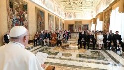 Papa Francesco parla  ai partecipanti al Convegno promosso dalla Specola Vaticana