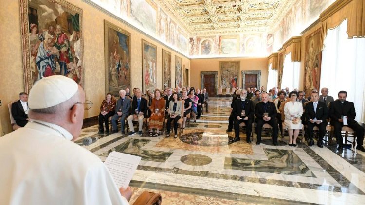 O Papa com os participantes do encontro promovido pelo Observatório Astronômico Vaticano