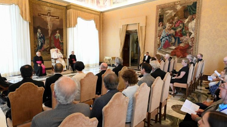 Папата с участниците в срещата на Ватиканската обсерватория