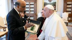 Pope Francis with Tharman Shanmugaratnam, President of Singapore, on June 22, 2024