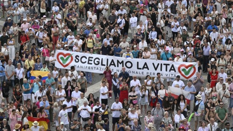 Entre los grupos de fieles y peregrinos congregados en el Vaticano, el Papa saludó a los participantes en la manifestación nacional "Escojamos la vida" que se desarrolló el sábado 22 de junio en Roma. (Vatican Media)