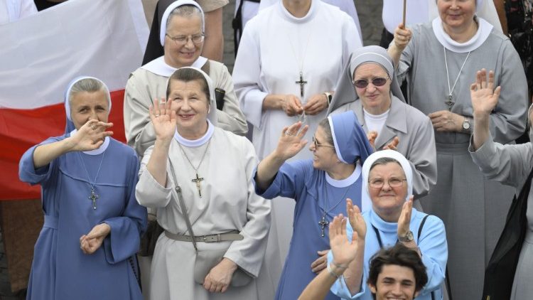 Religiosas asisten, felices, al rezo mariano del Ángelus presidido por el Papa Francisco. (Vatican Media)