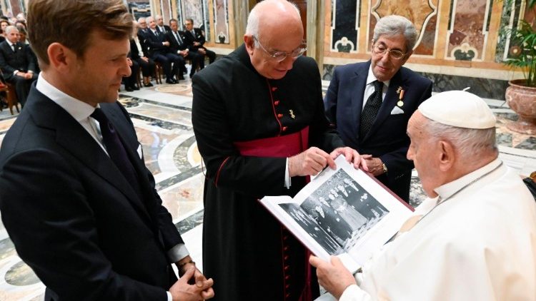 O livro entregue ao Papa sobre a história do Círculo São Pedro