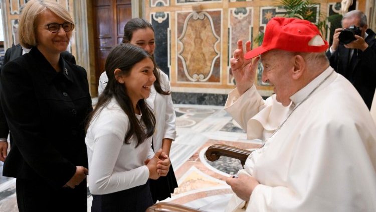 Papa Franjo pozdravlja članove Petrovog kruga