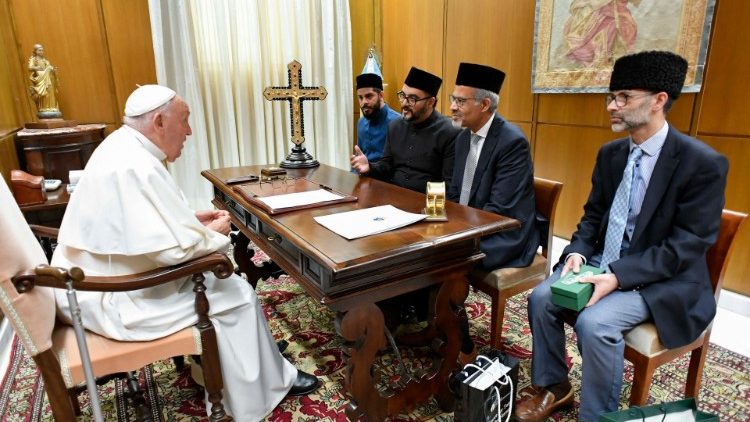 El Papa con una delegación de la Mezquita de Bolonia.