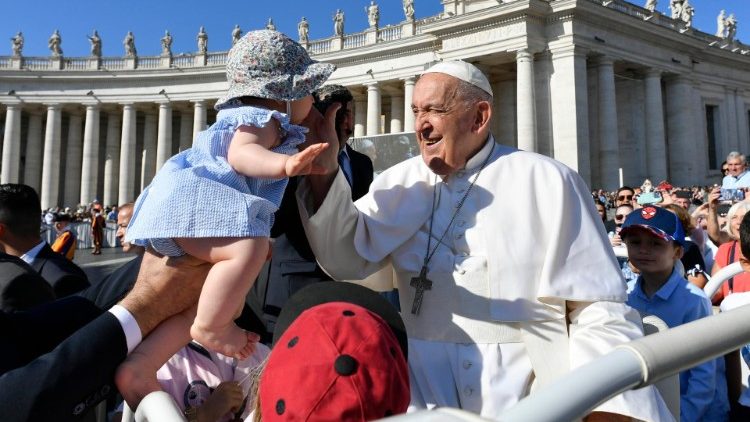 Papież wśród pielgrzymów na placu św. Piotra