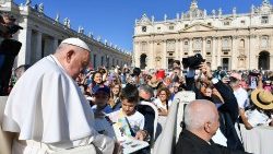 O Pontífice durante o giro de papamóvel na Praça São Pedro na manhã desta quarta-feira (26/06)