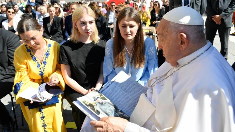Matka i żony obrońców Mariupola w Watykanie: już tylko papież może im pomóc!