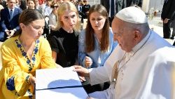 As mulheres entregam seus presentes ao Papa Francisco