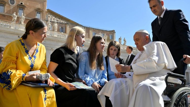 Das Treffen des Papstes mit Tetyana, Tamara, Alla und Vialyetta