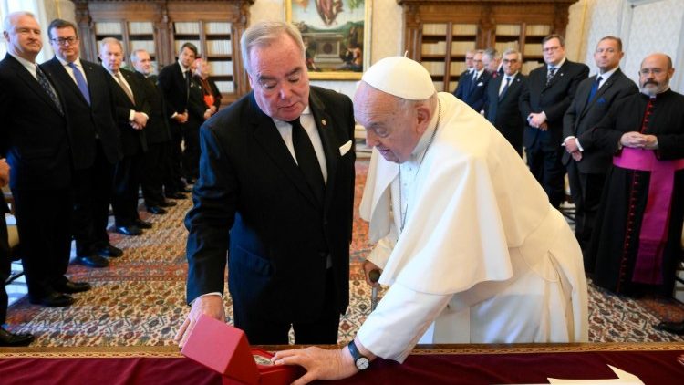 Il Papa con fra John T. Dunlap, principe e gran maestro del Sovrano Militare Ordine di Malta