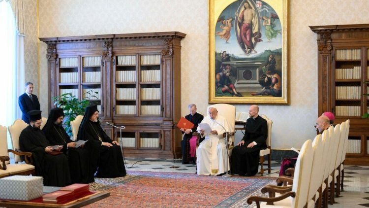 教皇フランシスコ、正教会のエキュメニカル総主教庁の使節と　2024年6月28日　バチカン宮殿