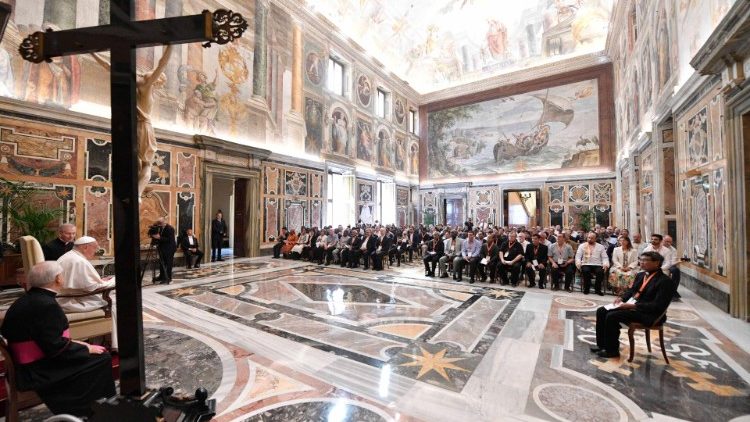 Papa Francisco recebendo na manhã desta sexta-feira, no Vaticano, os participantes do Capítulo Geral da Sociedade do Verbo Divino (Verbitas).
