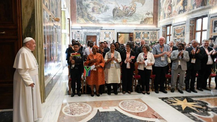Ferenc pápa fogadja a verbita rend nagykáptalanjának résztvevőit a Vatikánban