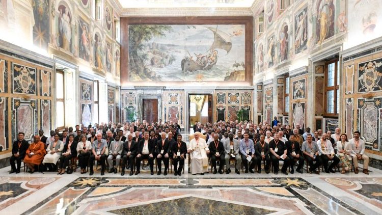 Foto de grupo del Papa Francisco con los verbitas.