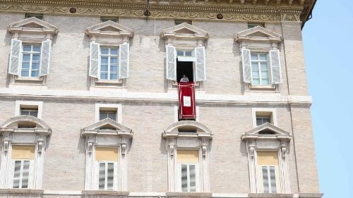 Il Papa affacciato alla finestra del Palazzo Apostolico per l'Angelus