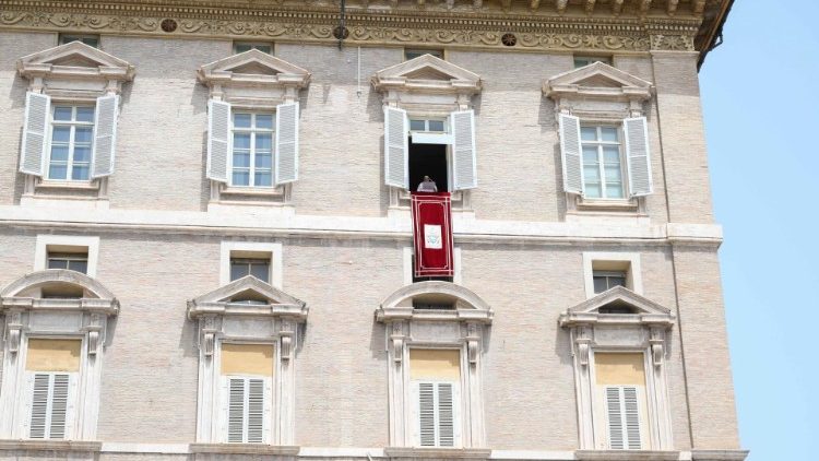 Il Papa affacciato alla finestra del Palazzo Apostolico per l'Angelus