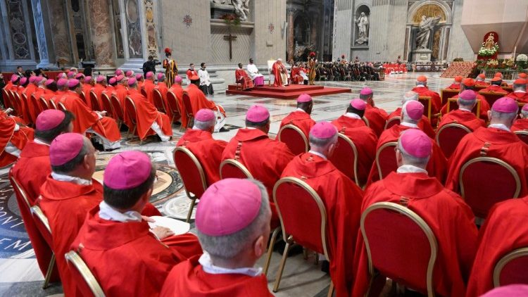 Da die beiden Stadtpatrone Roms Märtyrer waren, war auch die liturgische Farbe an diesem Samstag Rot. 