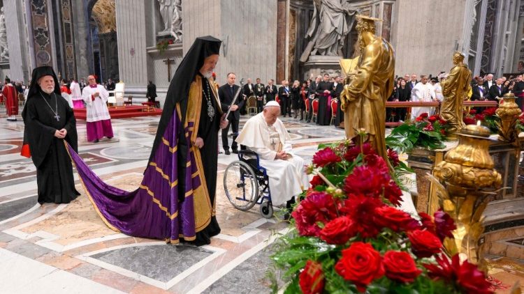El Papa Francisco y el representante del Patriarca Ecuménico de Constantinopla rezan ante el "Confesión" en la Basílica de San Pedro