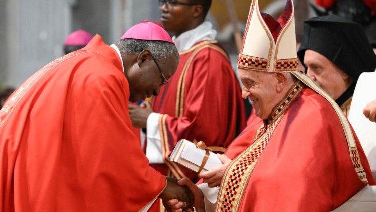 El Papa Francisco confiere palio a un arzobispo metropolitano durante la misa