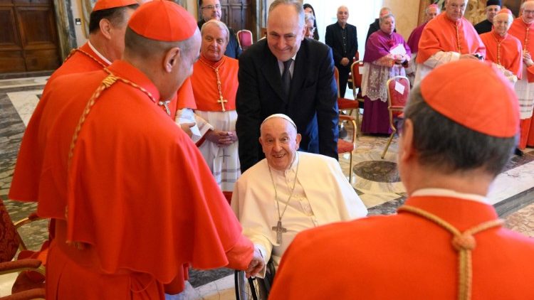 A pápa a bíborosok körében