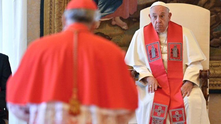 Il cardinale Marcello Semeraro legge la peroratio nel corso del concistorio