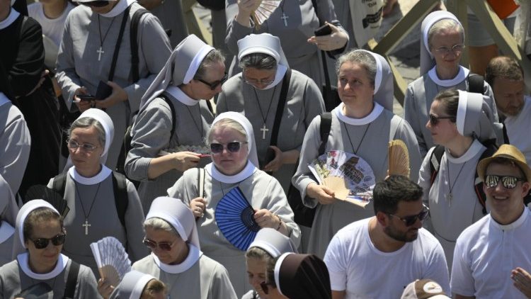 Leigos e consagrados na Praça São Pedro