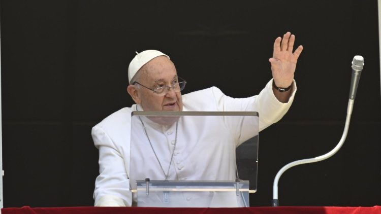 Le Pape François lors de la prière de l'Angélus, place Saint-Pierre, du dimanche 14 juillet 2024.