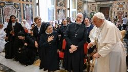 Francisco recebeu no Vaticano membros de seis congregações religiosas