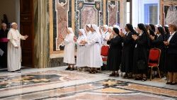 Papa Franjo ulazi u dvoranu gdje ga čekaju sudionici generalnih kapitula šest redovničkih kongregacija