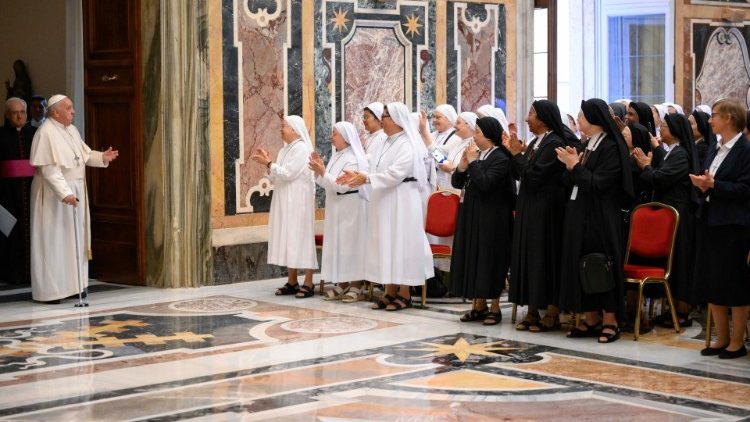 Papa Franjo ulazi u dvoranu gdje ga čekaju sudionici generalnih kapitula šest redovničkih kongregacija