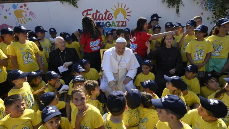 Đức Thánh Cha thăm trại hè thiếu nhi tại Vatican