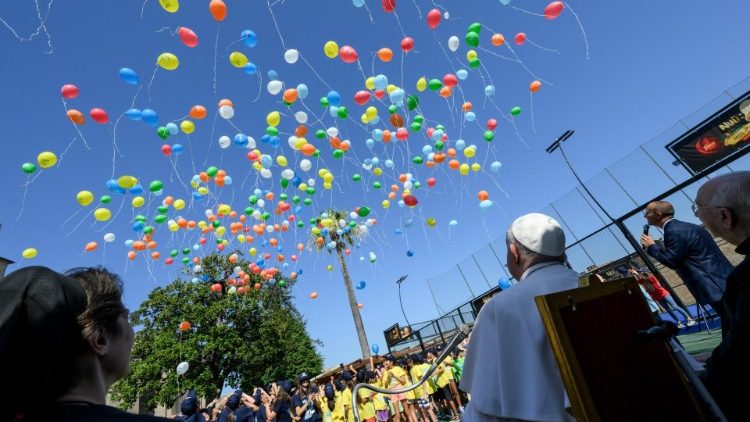 Globos de goma natural en el cielo