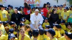 教皇フランシスコ、サマースクールの子どもたちと　2024年7月18日　バチカン市国