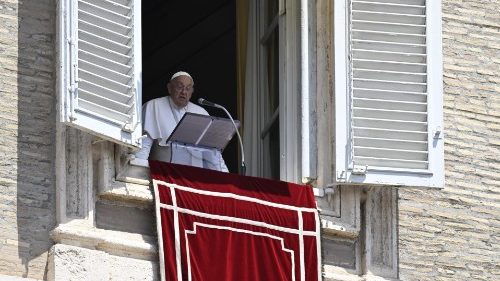 Il Papa: stare attenti alla dittatura del fare, al mondo serve compassione